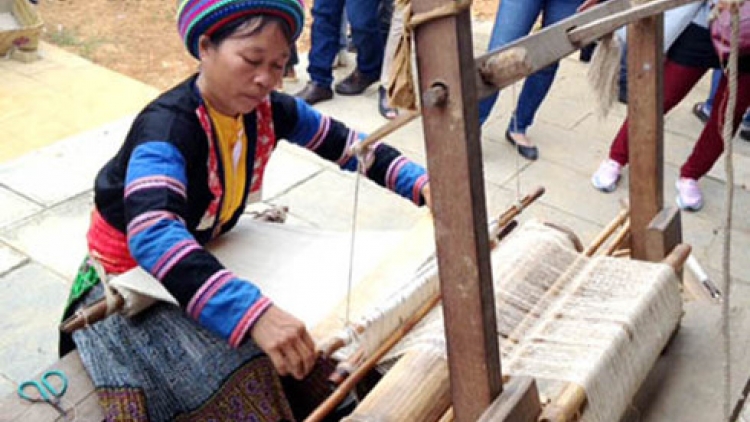 Chô ooy Sa Pa lêy manứih Mông se lanh, taanh bhai tợt t’tây, t’taanh c’clăng
