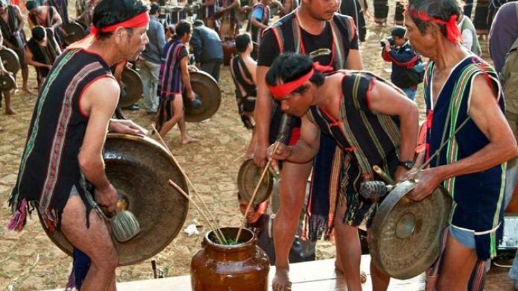 N’dza cóh pr’ặt tr’mông âng ma nứih Xê-đăng