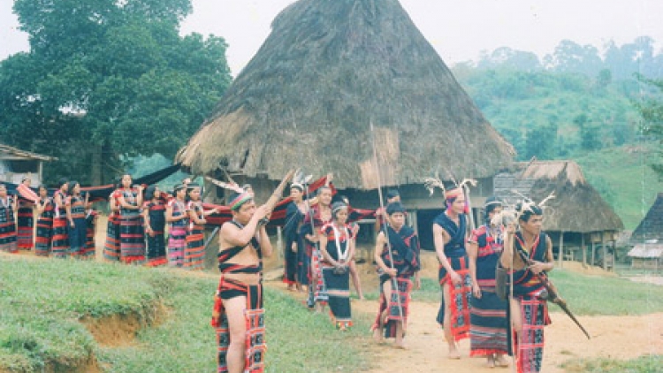 Liêm chr’nắp pr’múa Cơtu