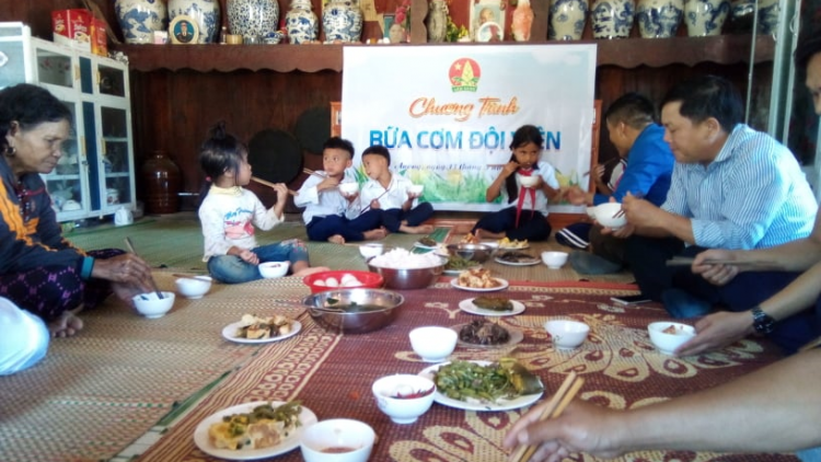 Têêm ngăn g’luh cha cha đội viên