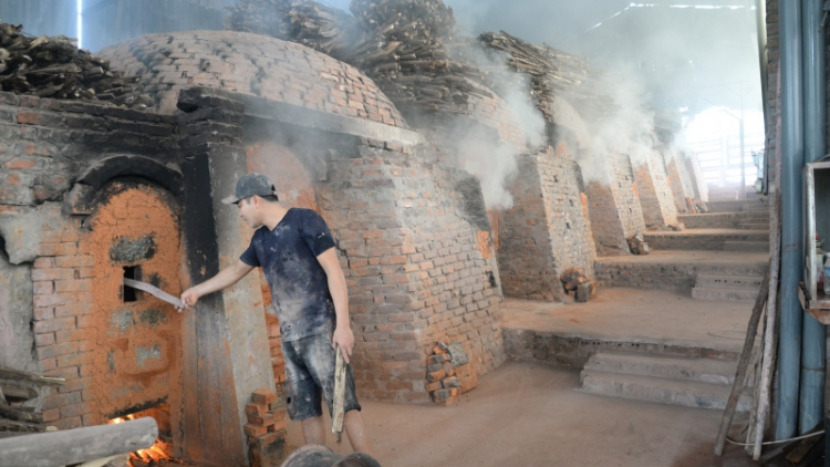 Chô lưm lêy vel gốm ty Vĩnh Hồng