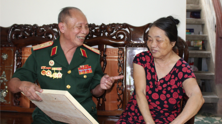 Tấm gương tr’ang liêm ooy pr’ắt tr’mung zâp t’ngay âng manứih Tướng 71 c’moo tuổi đảng