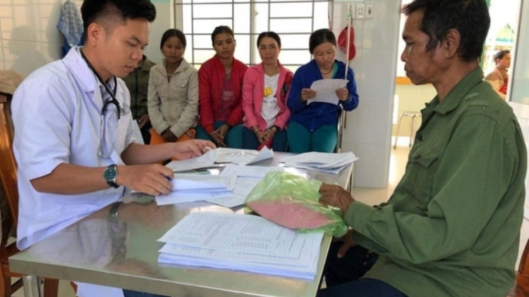Zư lêy c’rơ đoọng ha đhanuôr pr’zớc Lào- muy rau chr’nắp liêm âng bh’rợ y đhị Tây Giang