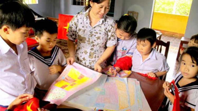 Cô giáo chooi đoọng chữ cóh Trường Sa