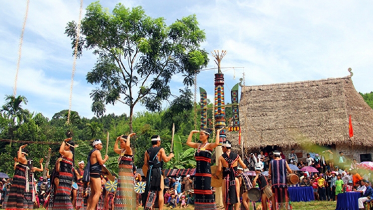Đhanuôr Cơtu lêy chô ooy t’ngay Đại hội Đảng