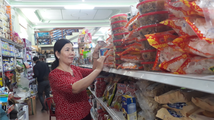 Hướng Hoá ra văng lâng têêm ngăn hàng hoá đoọng đươi bêl tết