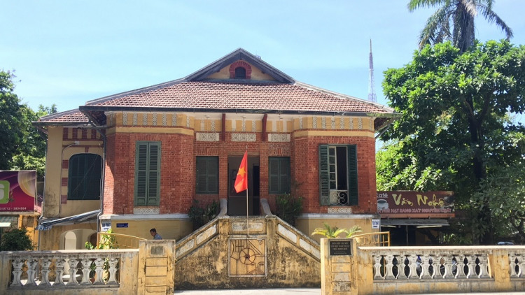 Pr’đhang bh’rợ đong xang ty đanh lang Pháp a hay đhị Huế r’dợ xoọc bil pất