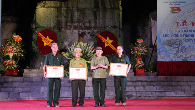 Tr’clá tr’ang cr’noọ xa nay ta đhâm c’mor xung phong Việt Nam