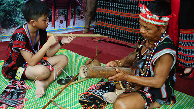 T’coóh nghệ nhân Bhling Agrưn