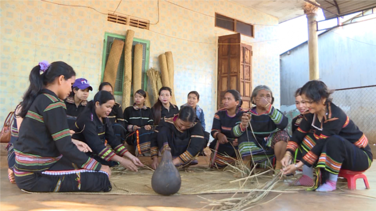 Gia Lai: Ma nưih Jarai zư lêy bh’rợ taanh a lớ Pran