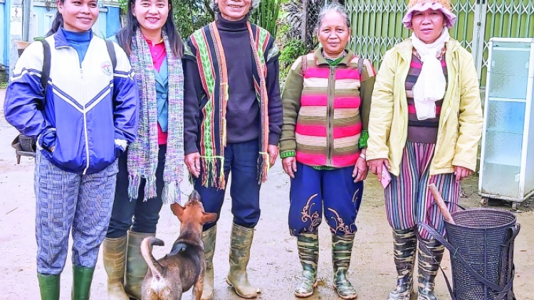"Bríu Pố lâng xa nay tuíh p'cắh gương", tác phẩm xrặ ooy pr'đợc bhrợ pa dưr Đảng đơơng bấc râu chr'nắp ooy pr'ắt tr'mung