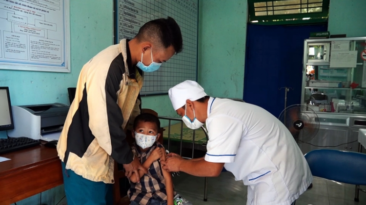 Giáo viên zr’lụ da ding k’coong Quảng Nam prá p’rá acoon coh, ta đang moon tiêm vắc xin ha học sinh