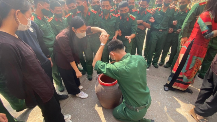 Liêm pr’hay bh’rợ xa nay tour “ Rach choo ooy lang Hồng Bàng” đha lum t’ngay  Giỗ tổ Hùng Vương