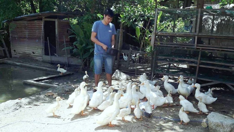 Cán bộ p’niên Cơ Tu bhrợ k’van tơợ bhiệc b’băn r’rơơi