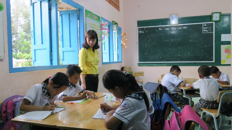 Apêê cô giáo p’niên zr’nắh k’đháp pa choom cr’liêng chữ cóh cr’noon biển Tiến Bình