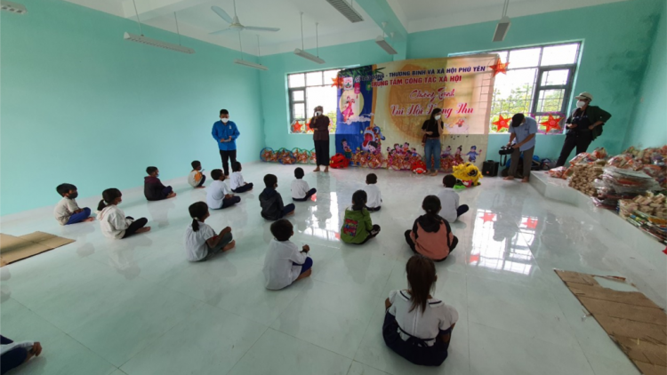 Đơơng âng Trung thu đoọng ha p’niên k’tứi đha rưt chr’hoong da ding ca coong Sơn Hòa, Phú Yên