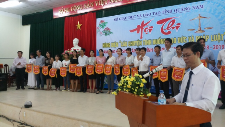 Học sinh lêy prá xay ooy đắh pr’ắt tr’nớt lâng pháp luật