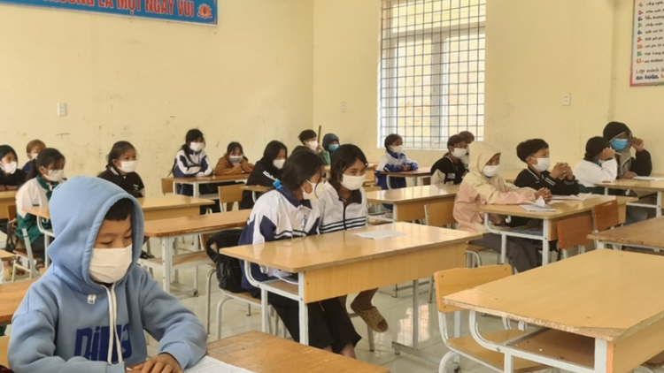 Cha kêệt ra ngooh vaih đanh, thầy cô giáo z’lâh crâng k’coong lướt k’dua học sinh tước ooy trường