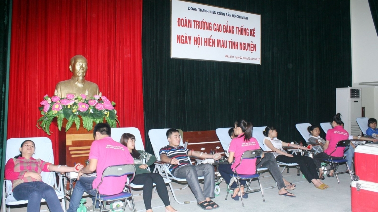Prang k’tiếc k’ruung k’đươi moon đoọng a’ham tình nguyện