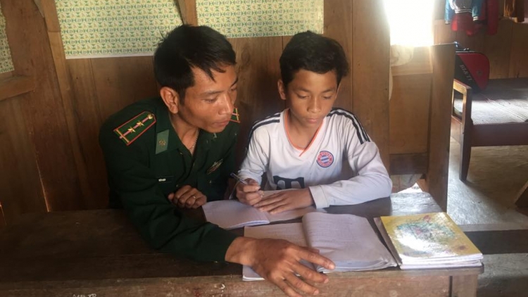 Bộ đội Biên phòng băn học sinh Việt – Lào