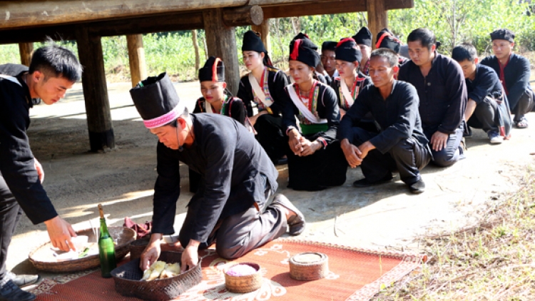 Rau chr’nắp âng crâng coh pr’ắt tr’mông lâng pr’hát xa nul âng manuyh Khơ Mú