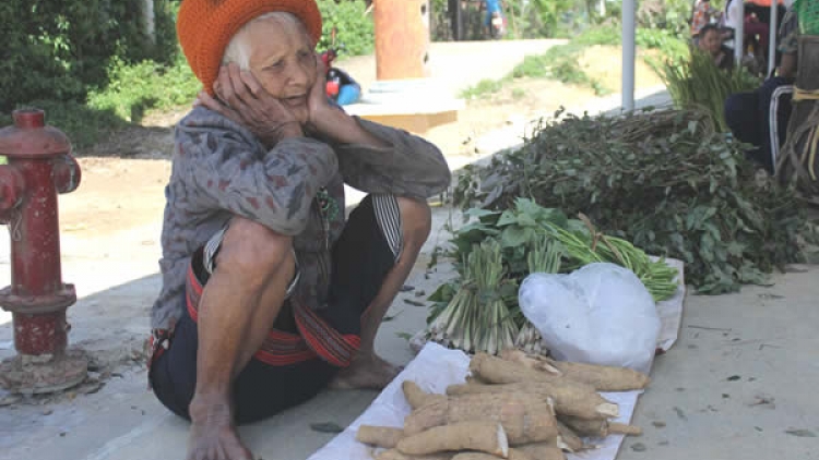 Pr’hay chr’nắp Chợ hi’bu 5 r’bhâu Tây Giang