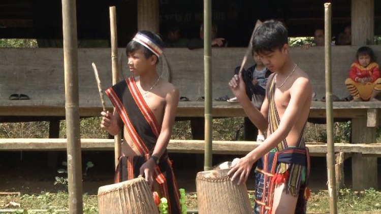Video: Zư lêy nghệ thuật chiing cha’gâr  cóh mưy chr’val k’coong ch’ngai( CÁCH BẢO TỒN NGHỆ THUẬT TRỐNG CHIÊNG Ở XÃ ZHUÔI)