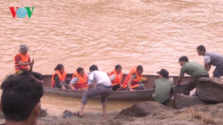 Video: Đơớh hân đhêy ch'hooi đác túh đoọng trôông dzấc liêm choom 15 cha nắc xoọc k'đoong(Khẩn cấp ngừng xả lũ để giải cứu thành công 15 người bị mắc kẹt)