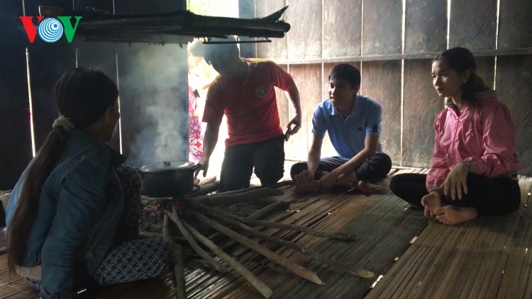 Video: VẬN ĐỘNG HỌC SINH RA LỚP SAU LŨ