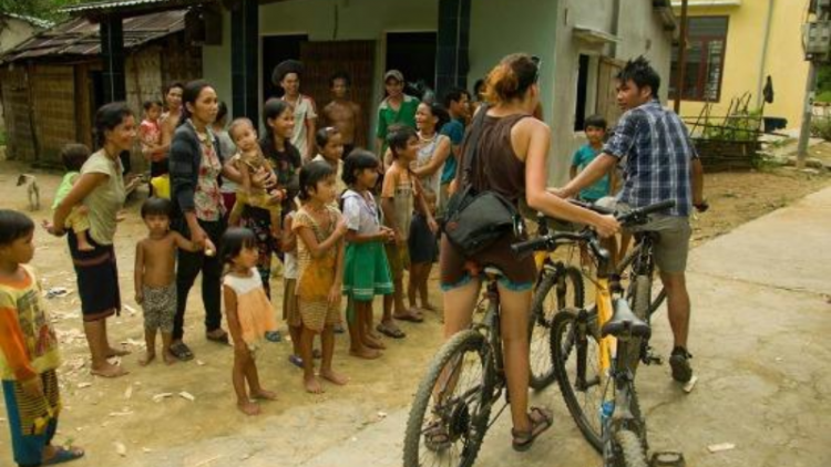 A TING PAI LÀM DU LỊCH