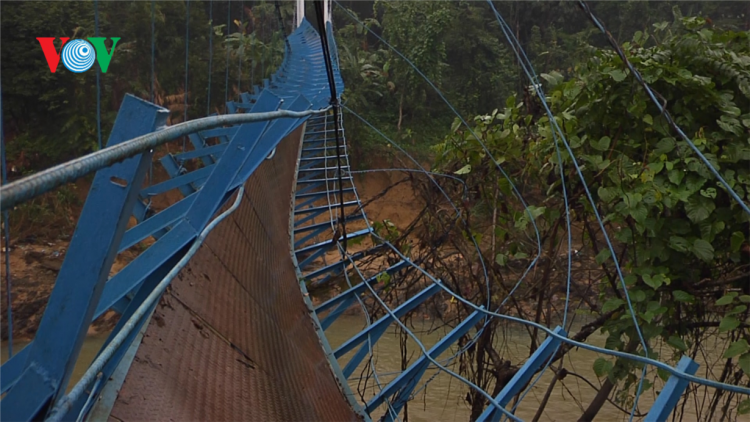 Video: Huyện Phước Sơn (Quảng Nam)Đứt mố cầu treo một học sinh thiêt mạng