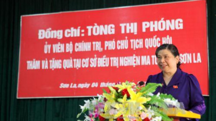 Phó Chủ tịch Thường trực Quốc hội Tòng Thị Phóng bhrợ bhiệc lâng tỉnh Sơn La