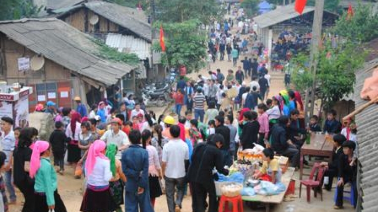 K’noọ 16.000 g’lúh ta’mooi lướt tước bhiệc bhan Chợ tình Khau Vai