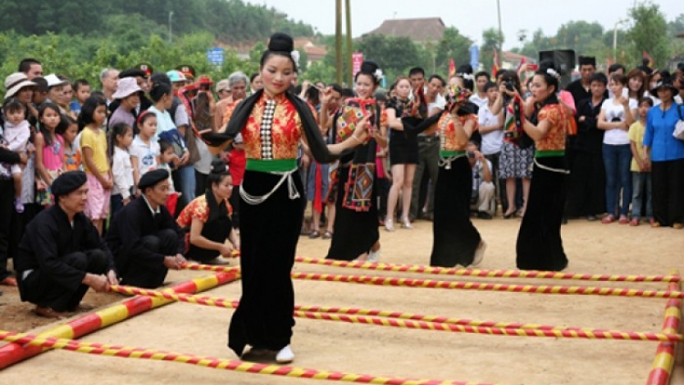 R’rộ r’răm bh’rợ tr’nêng đhị T’ngay bhiệc bhan Văn hóa zấp đhi noo acoon ma nứih Việt Nam