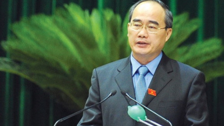 Chủ tịc Ủy ban Trung ương MTTQ Việt Nam Nguyễn Thiện Nhân bhrợ bhiệc đắh xay moon, lêy cha mệêt đhị Trà Vinh