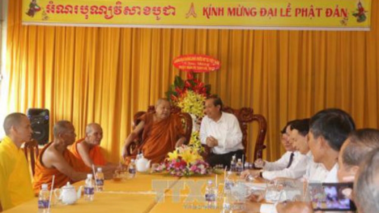 Phó Thủ tướng Trương Hoà Bình tước lum lêy Học viện Phật giáo Nam Tông Khơ me