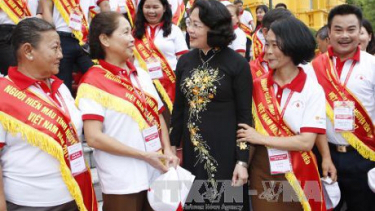 Phó Chủ tịch k’tiếc k’ruung Đặng Thị Ngọc Thịnh đương hơnh déh apêê đại biểu đoọng aham liêm loom