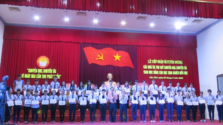 Cần Thơ: 200 a đhi học sinh đha rựt, zay học bơơn đớp học bổng