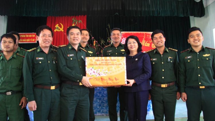Phó Chủ tịch k’tiếc k’ruung Đặng Thị Ngọc Thịnh lưm, chức Tết quân đhanuôr k’noong k’tiếc tỉnh Kon Tum