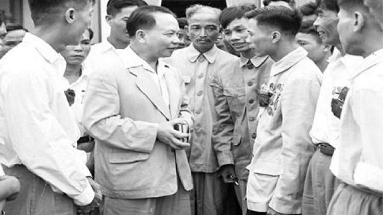 Xuất bản sách “Đồng chí Trường Chinh-ma nuýh bh’cộ bhriêl choom bhlầng âng Đảng, âng vel đong Nam Định