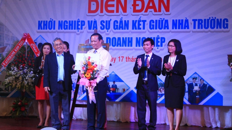 Kon Tum:Doanh nghịêp, nhà trường lâng sinh viên đh’rứah xay moon đắh tợơp bhrợ têng cha