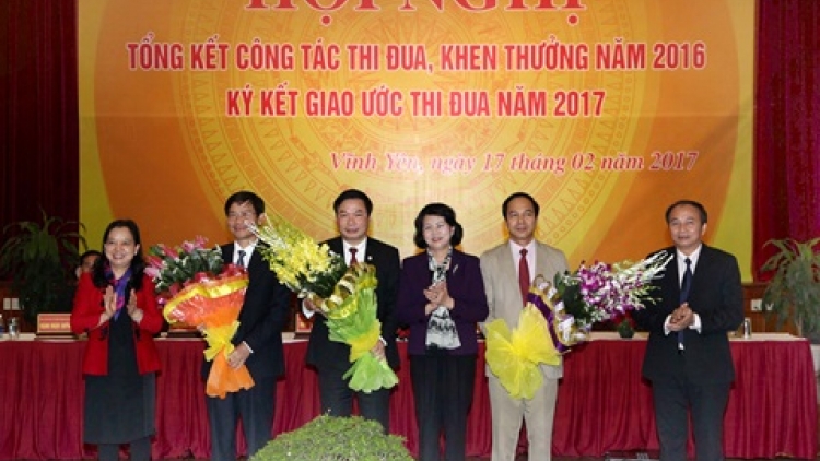 Phó Chủ tịch k’tiếc k’ruung Đặng Thị Ngọc Thịnh ting pấh hội nghị ký gr’họt giao ước thi đua apêê tỉnh đồng bằng k’ruung Hồng