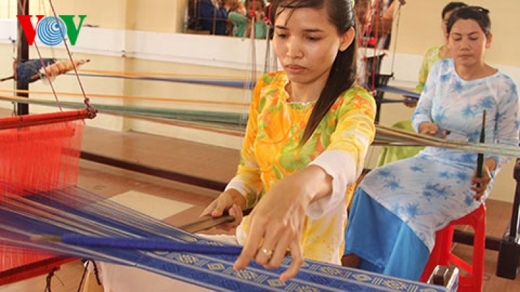Đhr’năng bil pất zâp vel bhươl bh’rợ tr’nêng truyền thống Chăm Nam bộ