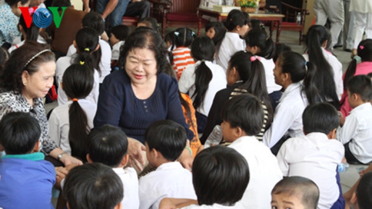 Trương Mỹ Hoa, Phó chủ tịch k’tiêc k’ruung l’lăm ahay  pa đớp học bổng “ Tu Trường Sa- Hoàng Sa chắp nhêr” ha học sinh chr’val đảo