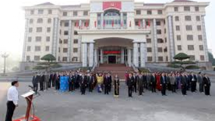 Ninh Bình xay bhrợ zập ooy sinh hoạt chính trị lâng cơnh chào cờ tợơp tuần