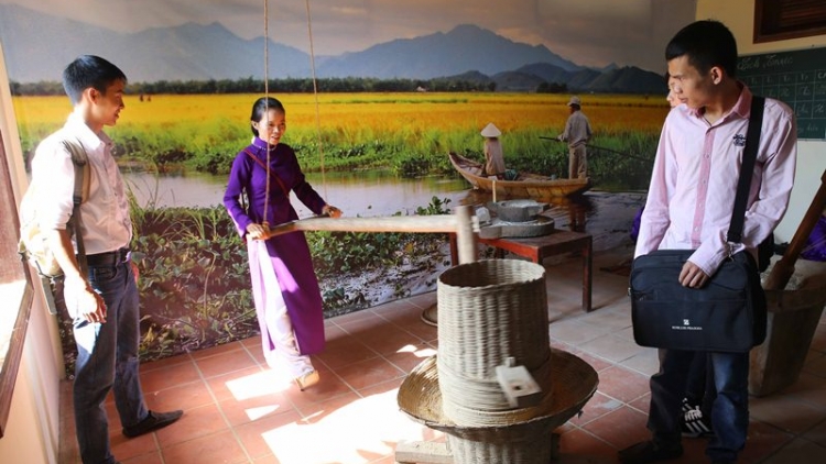Thừa Thiên Huế: Du lịch Huế bhrợ t’váih bh’nơơn bh’rợ t’mêê đoọng k’đơơng t’bấc t’mooi