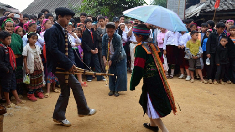 Zư lêy, pa dưr apêê chr’nắp văn hoá ty đanh chợ tình Khau Vai