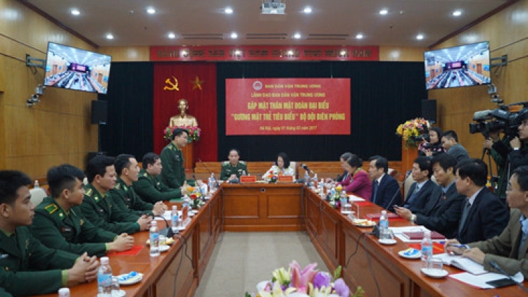 Trưởng ban Dân vận Trung ương Trương Thị Mai lưm đại biểu “gương mặt p’niên tiêu biểu” Bộ đội Biên phòng