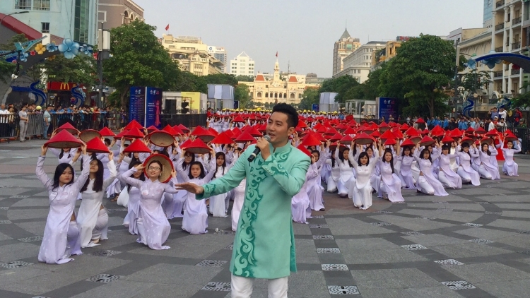 Thành phố Hồ Chí Minh: Lấh 3 r’bhâu apêê pr’zơc ơy ting pấh ra pặ cơnh hình bản đồ Việt Nam
