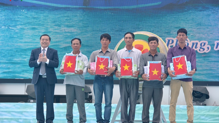 Phó Chủ tịch k’tiếc k’ruung Đặng Thị Ngọc Thịnh tước pấh bhiệc bhan glúh lướt ta bơơn a chông axiu cóh biển c’moo 2017